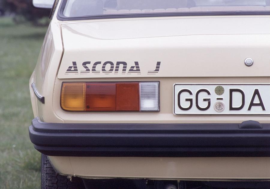 Логотип Opel Ascona J (B) 1980 года  (фото 9 из 13)